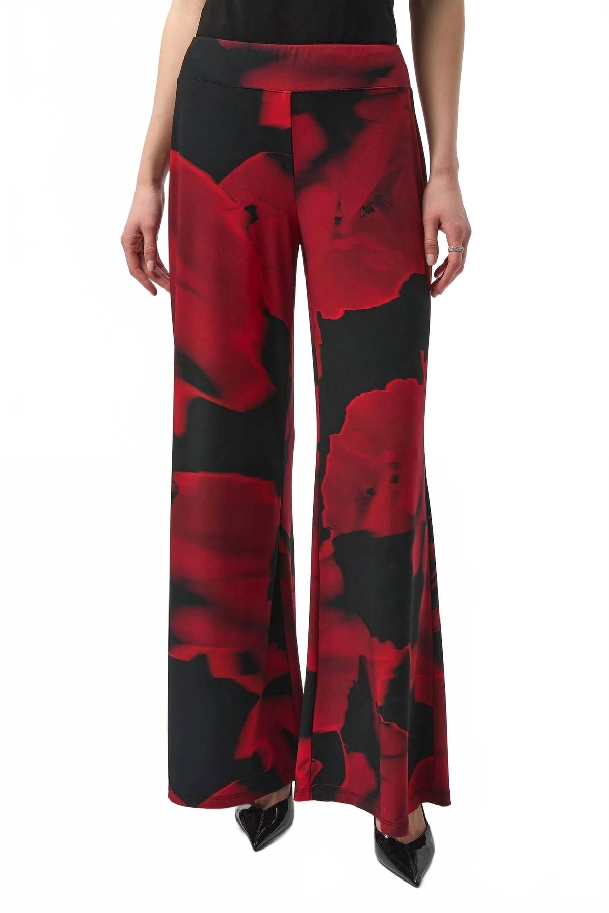 Pantalón de pierna ancha con estampado floral color negro y rojo
