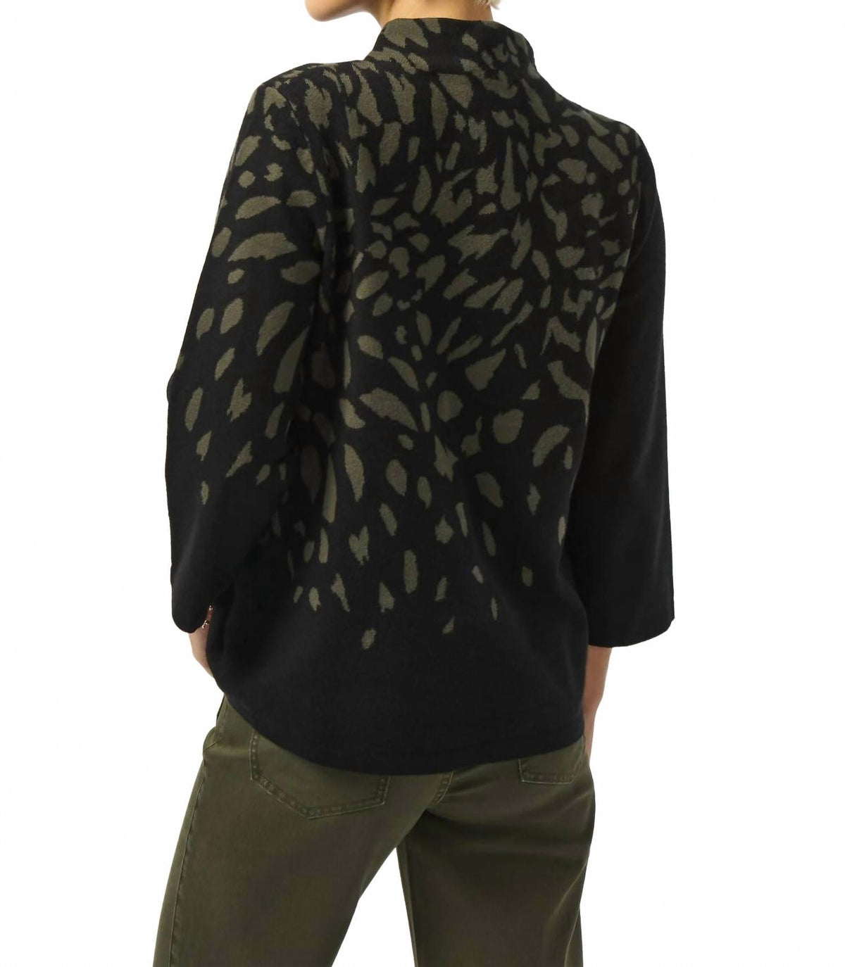 Suéter con estampado animal color negro