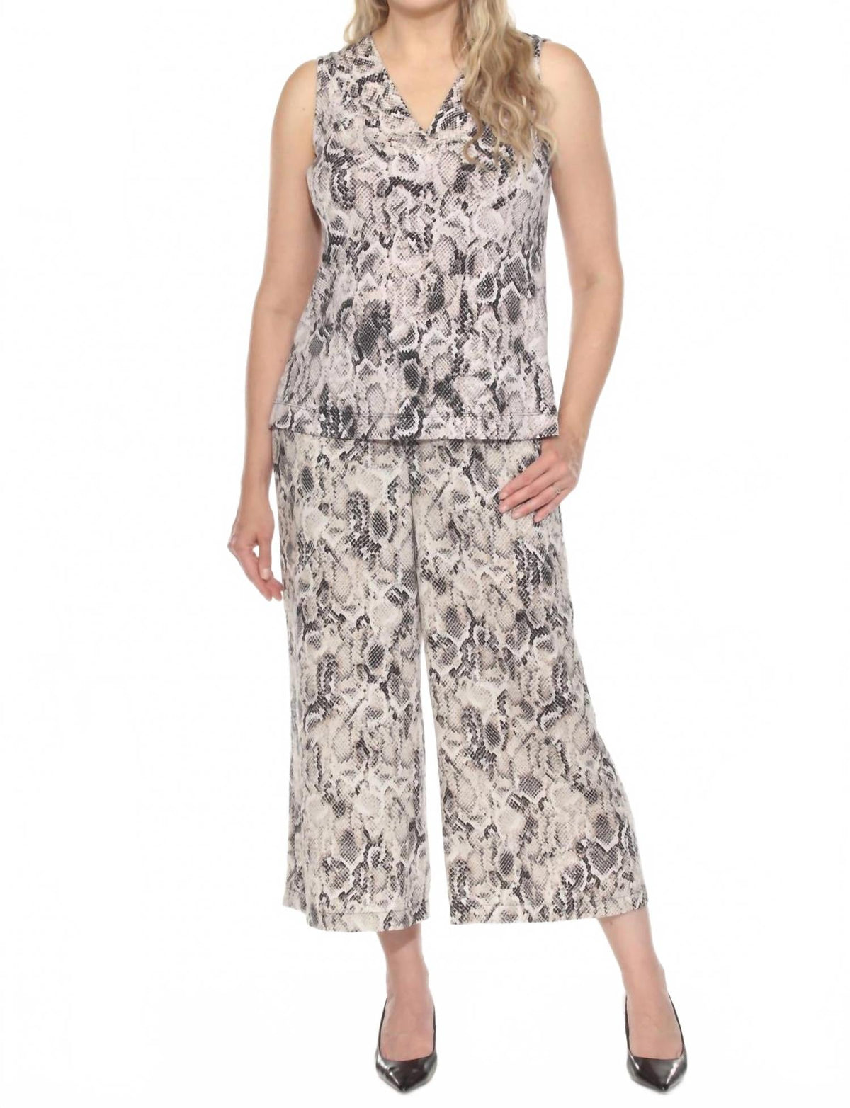 Top sin mangas color beige