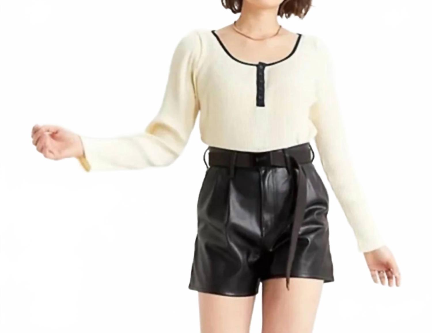 Short de efecto cuero de tiro alto color negro