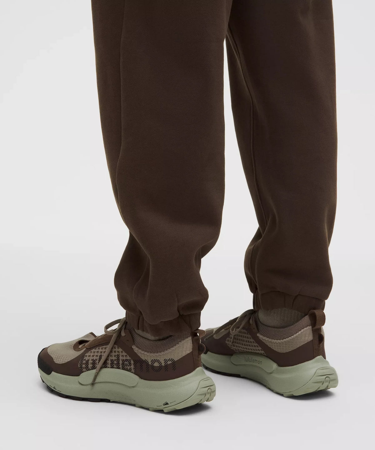 Pantalón deportivo de corte amplio de tiro medio