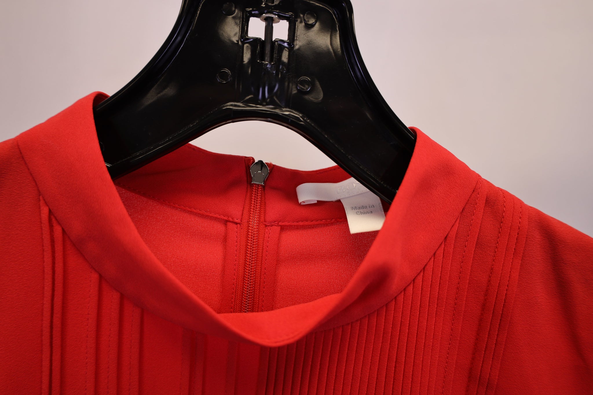 Top con cuello alto con pliegues color rojo