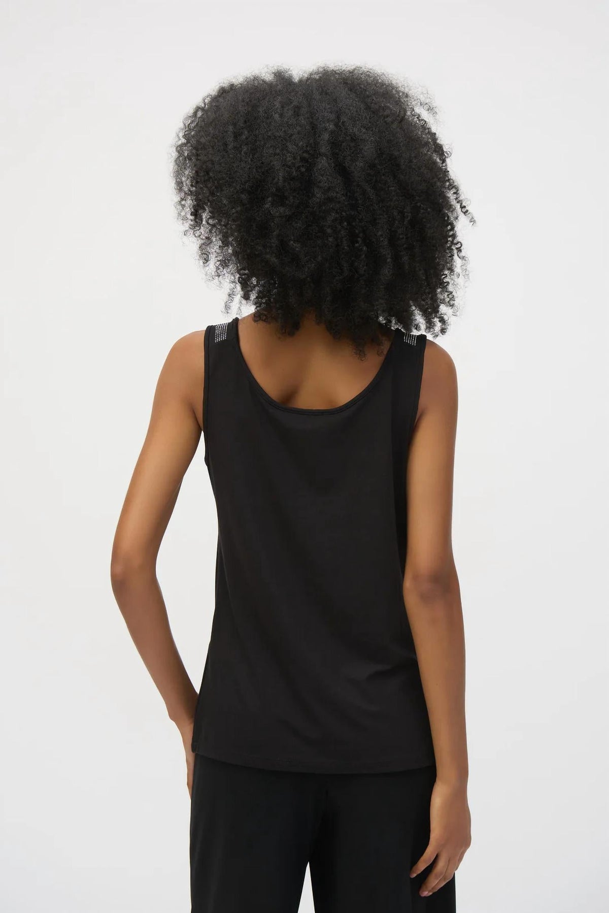 Top sin mangas color negro