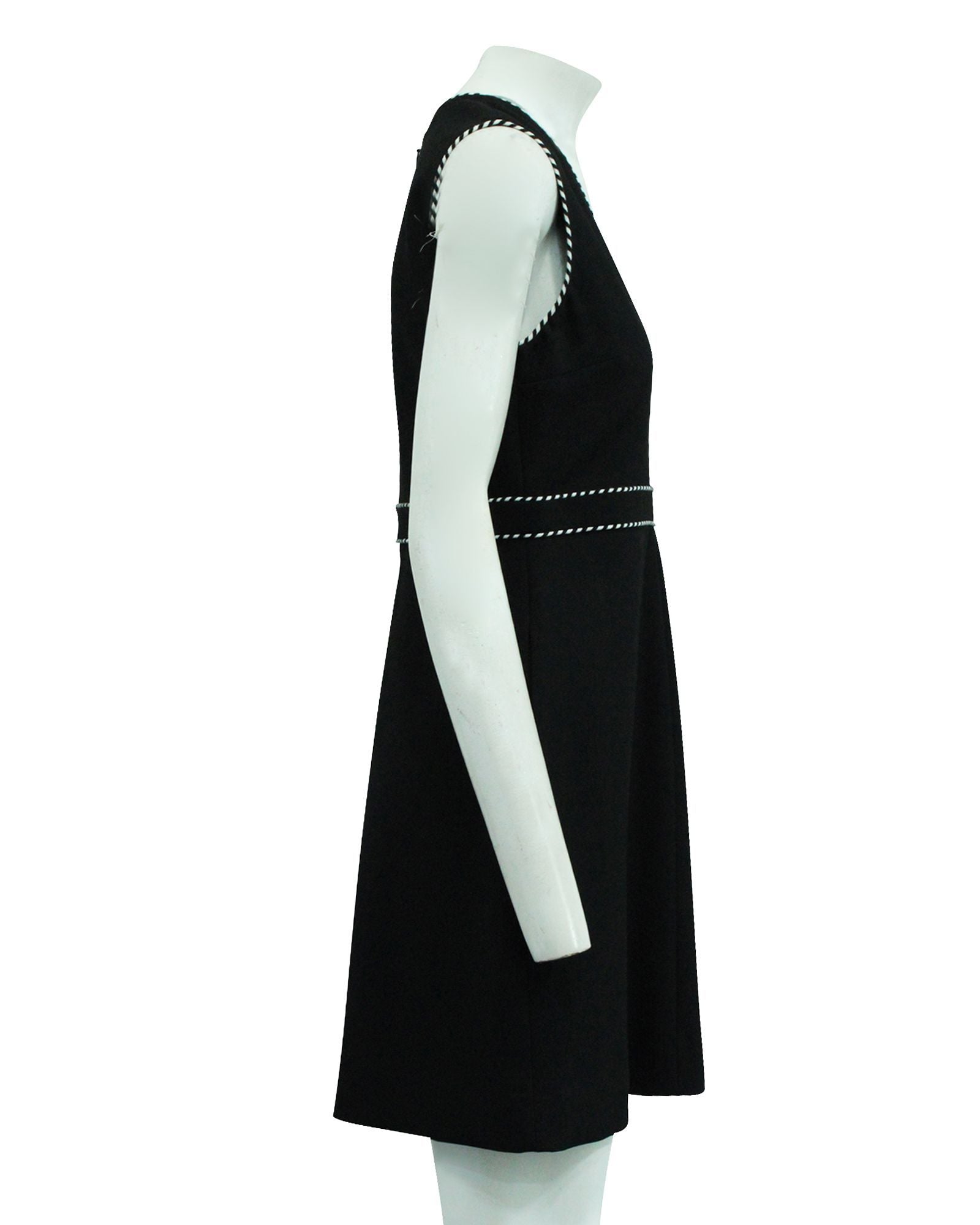 Vestido con cuello en V color negro