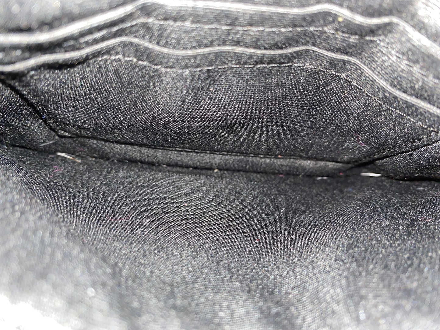 Bolso de muñeca de cuero color negro