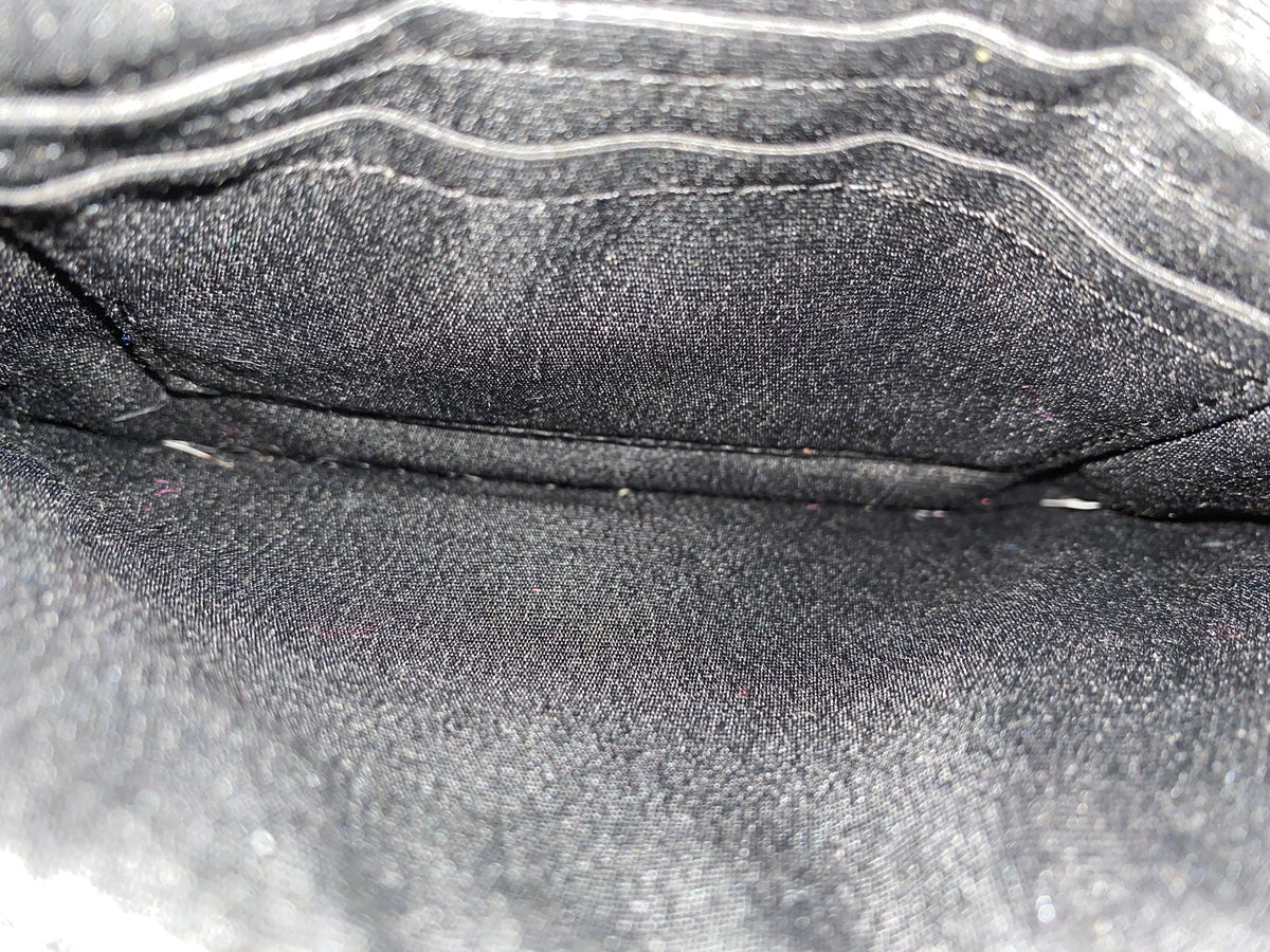 Bolso de muñeca de cuero color negro