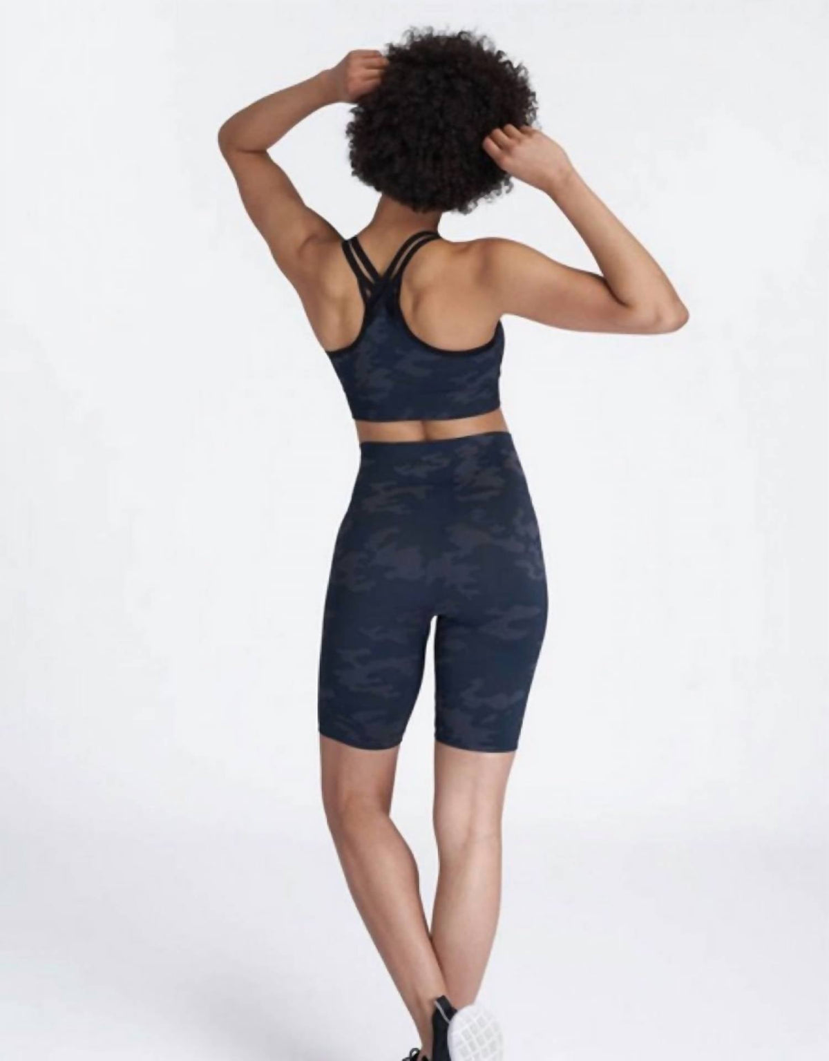 Short color negro