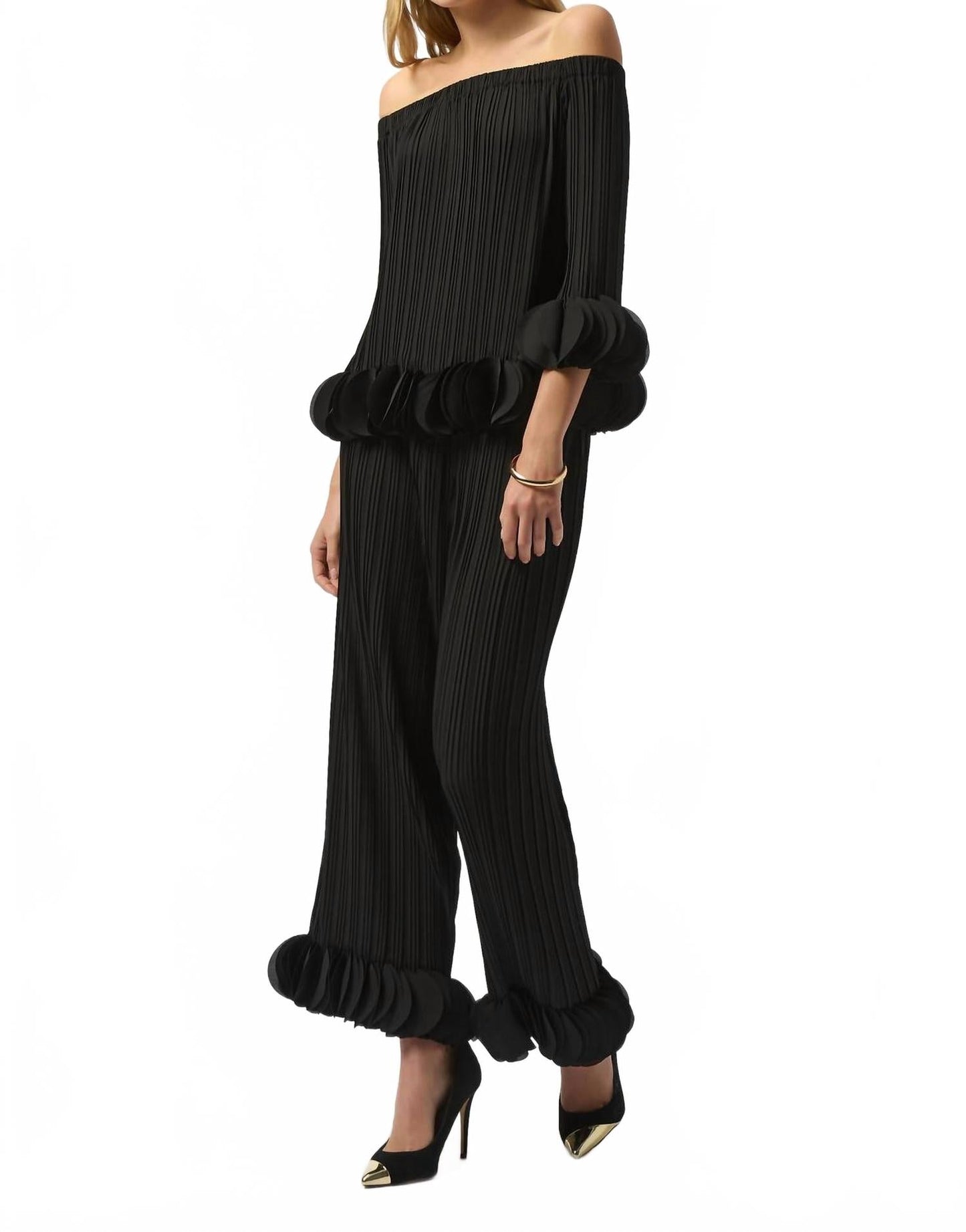Top con hombros descubiertos con pliegues color negro
