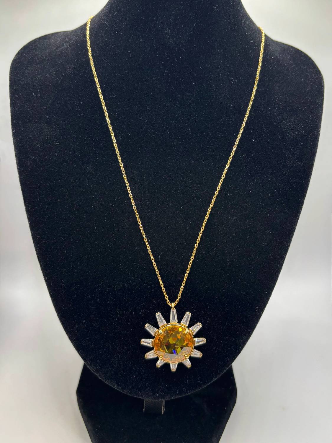Collar de mujer color dorado
