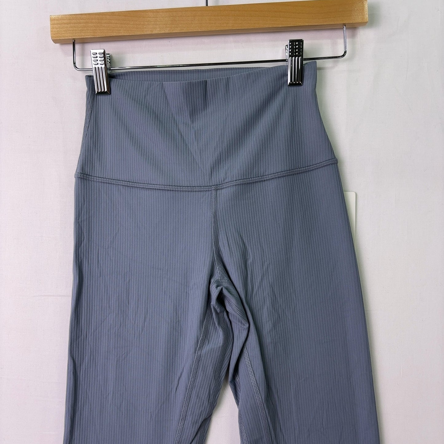 Pantalón de tiro alto con tejido acanalado