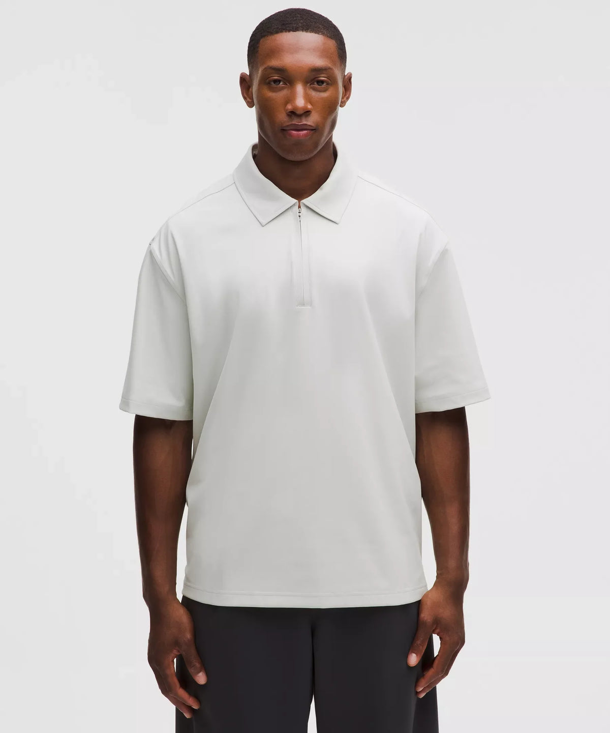Polo de corte amplio