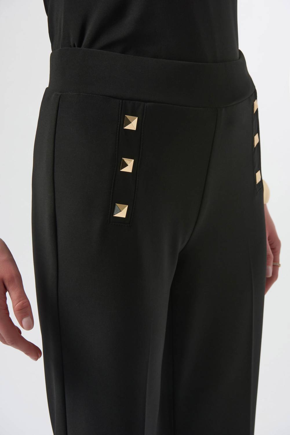 Pantalón de corte recto color negro