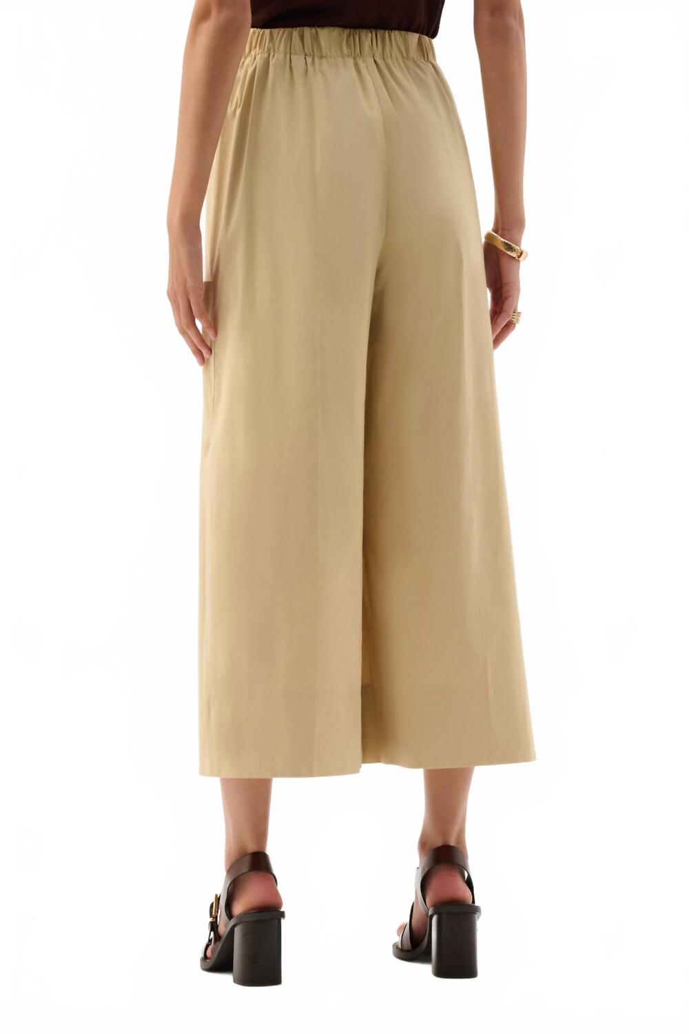 Pantalón de pierna ancha color beige