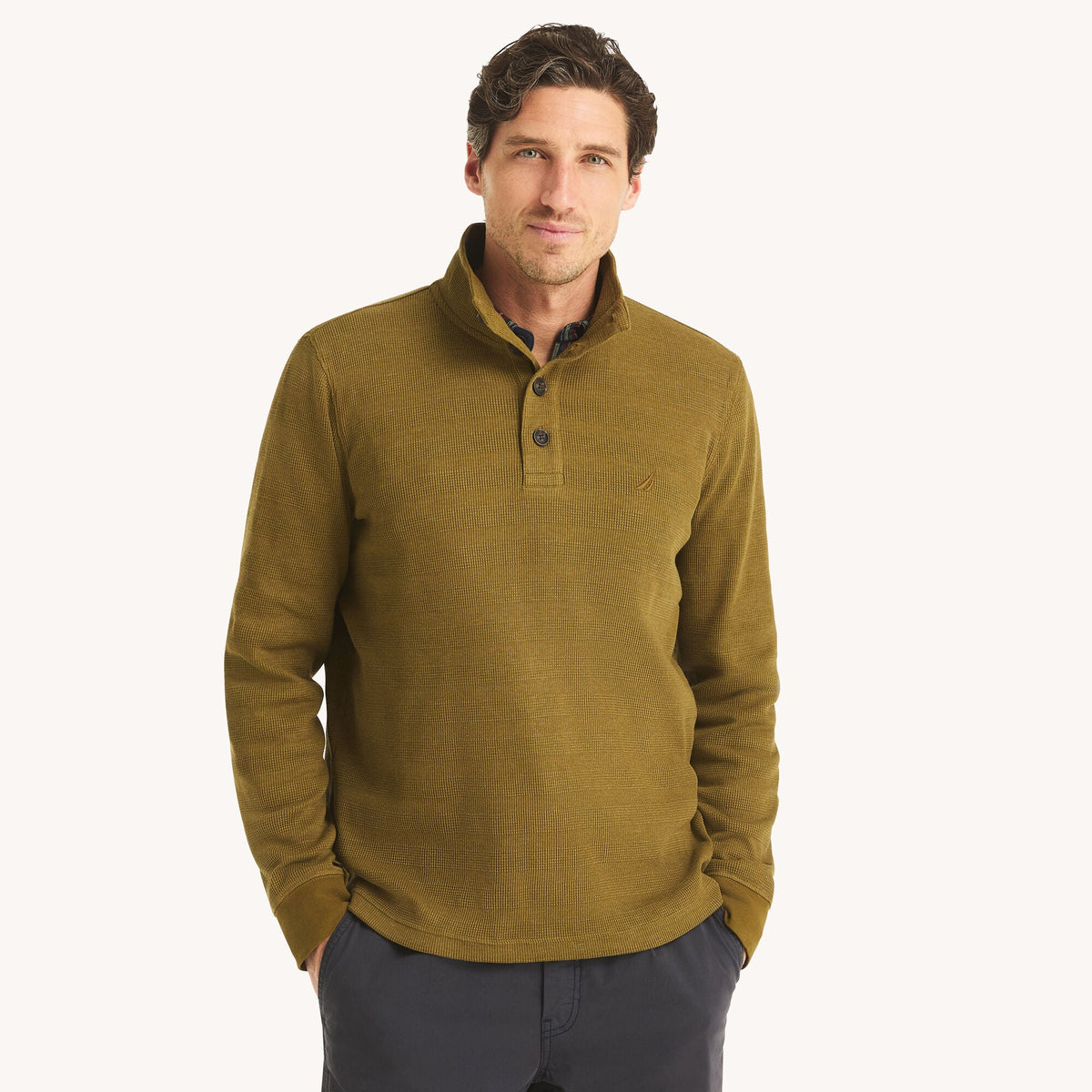 Suéter de hombre con cuello alto