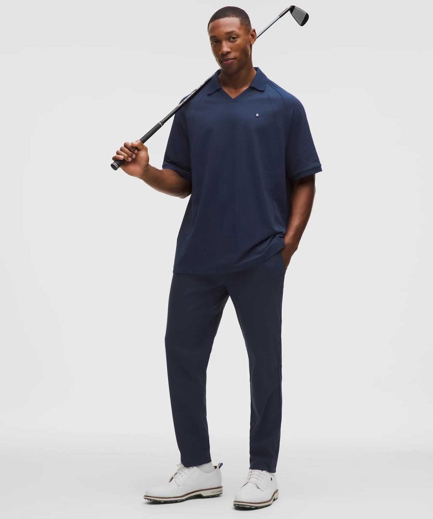 Polo de corte amplio