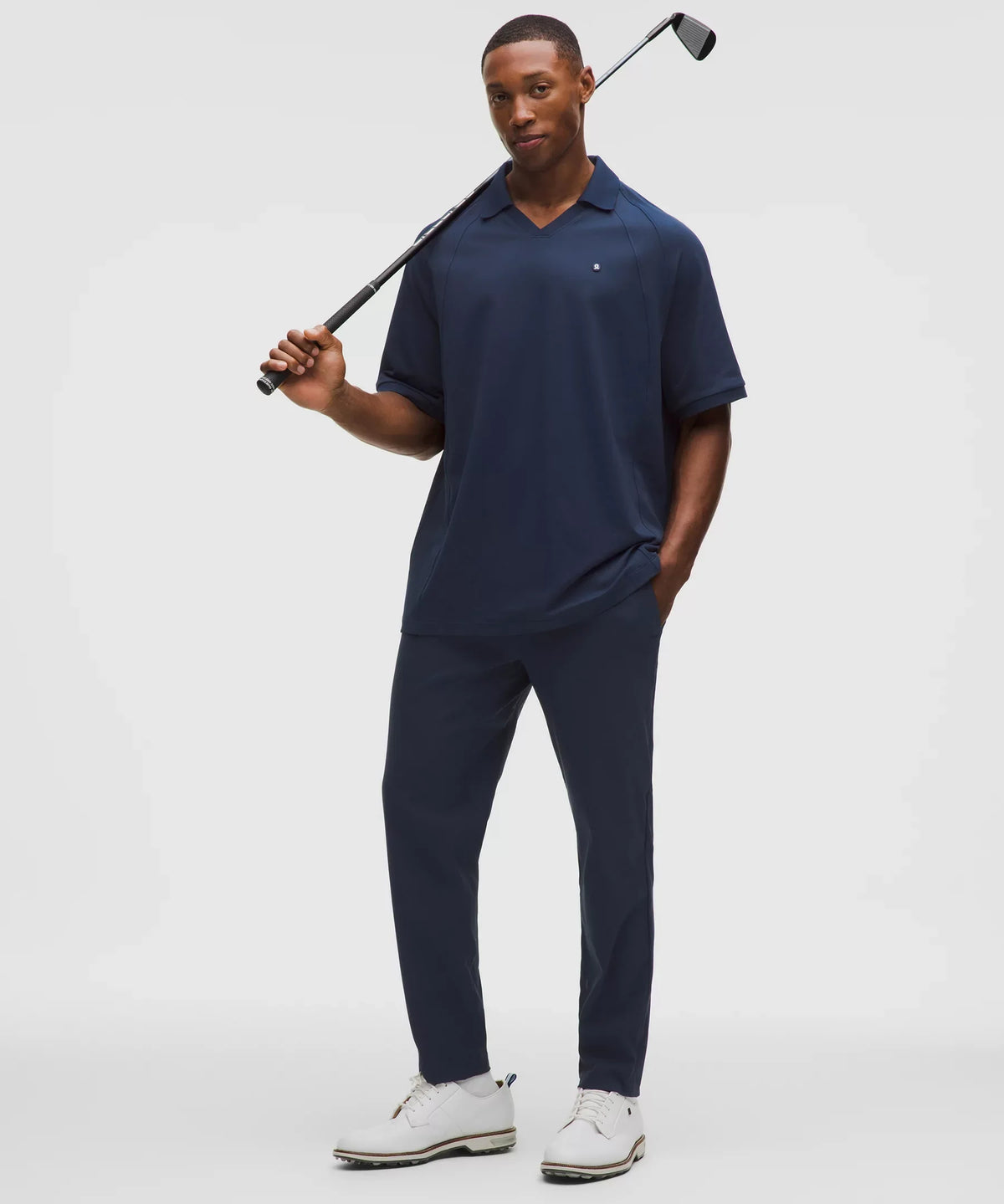 Polo de corte amplio