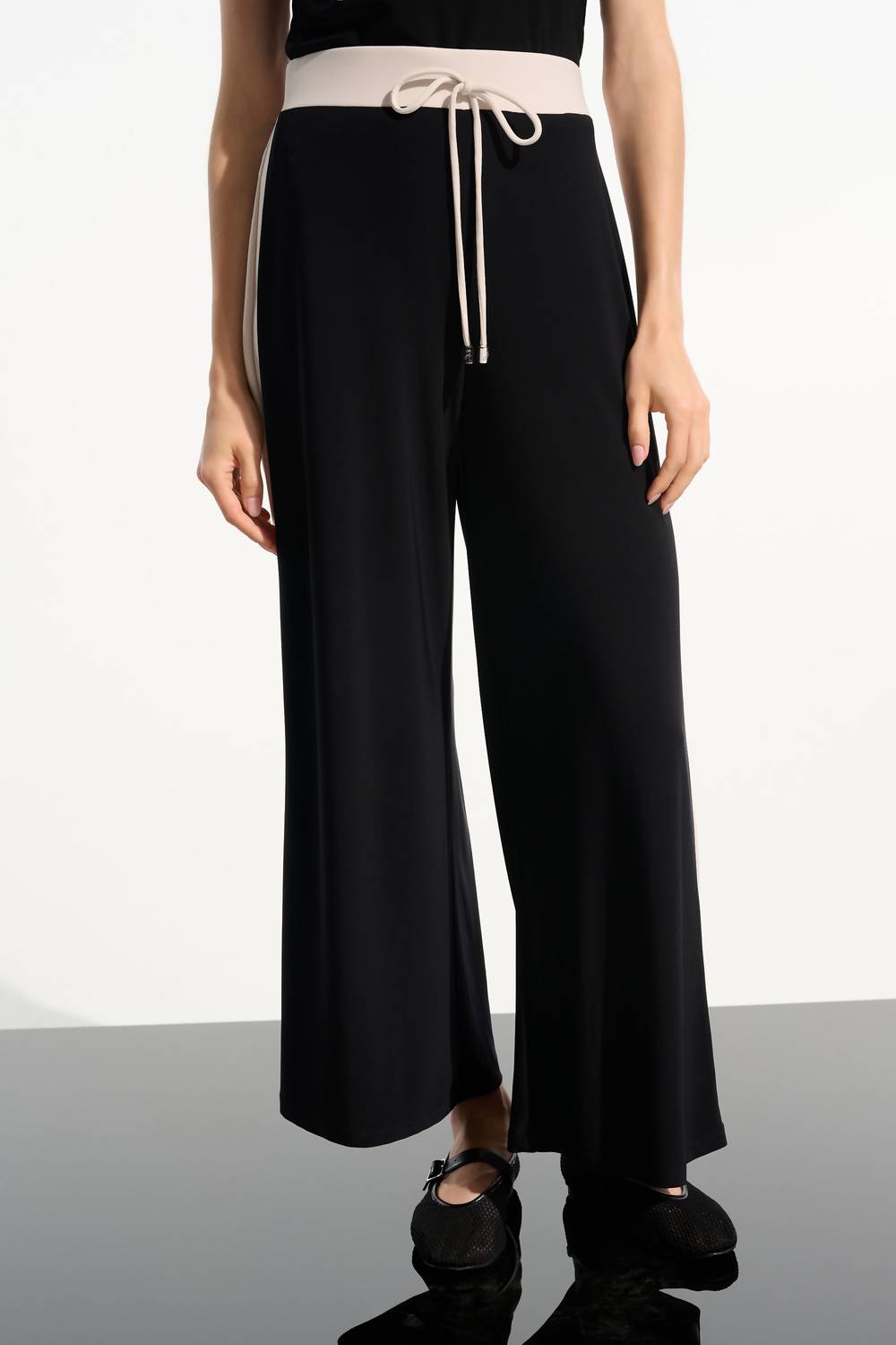 Pantalón de pierna ancha color negro