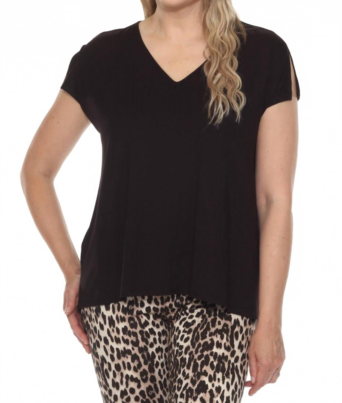 Top con cuello en V de corte amplio color negro