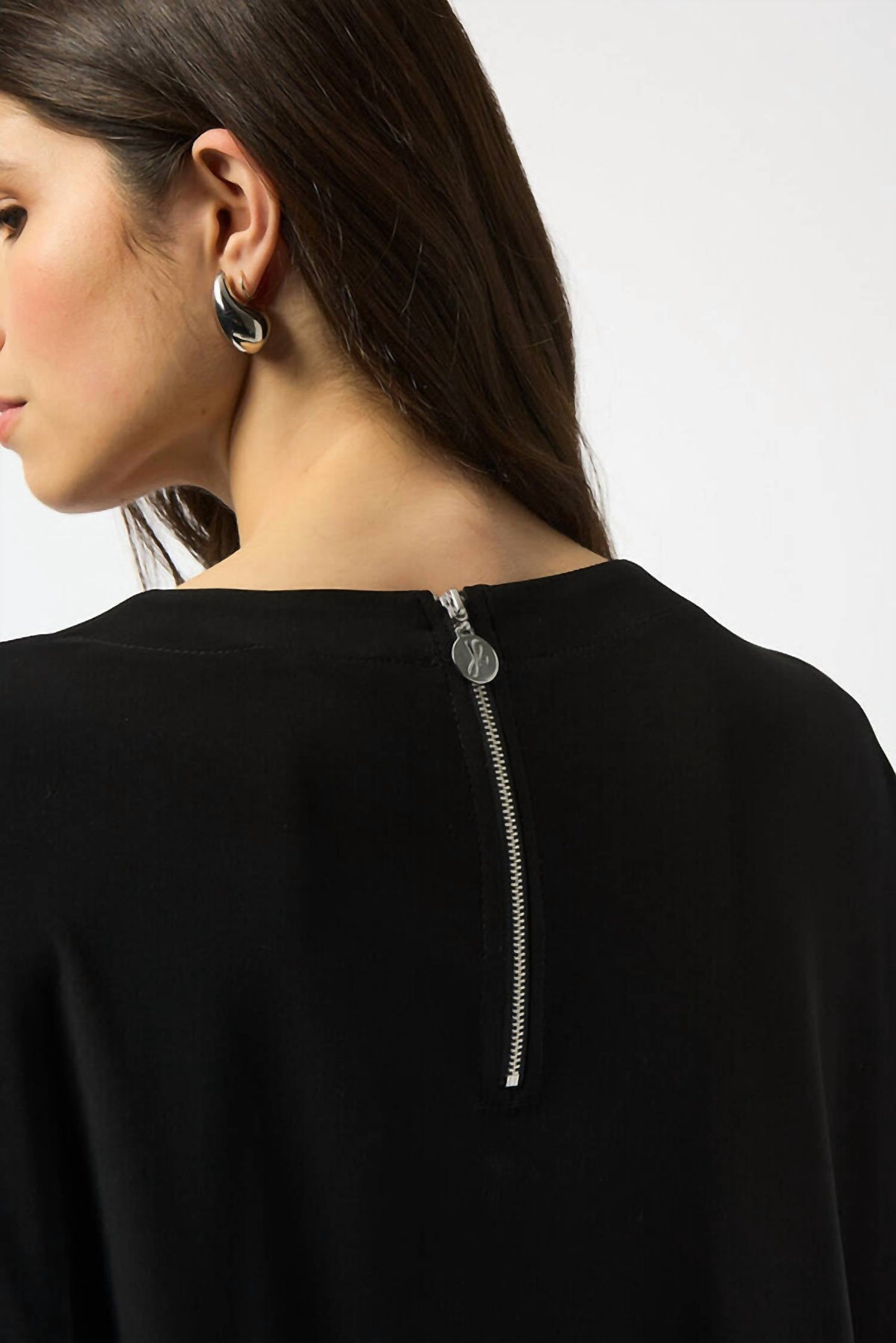 Blusa con cuello redondo color negro