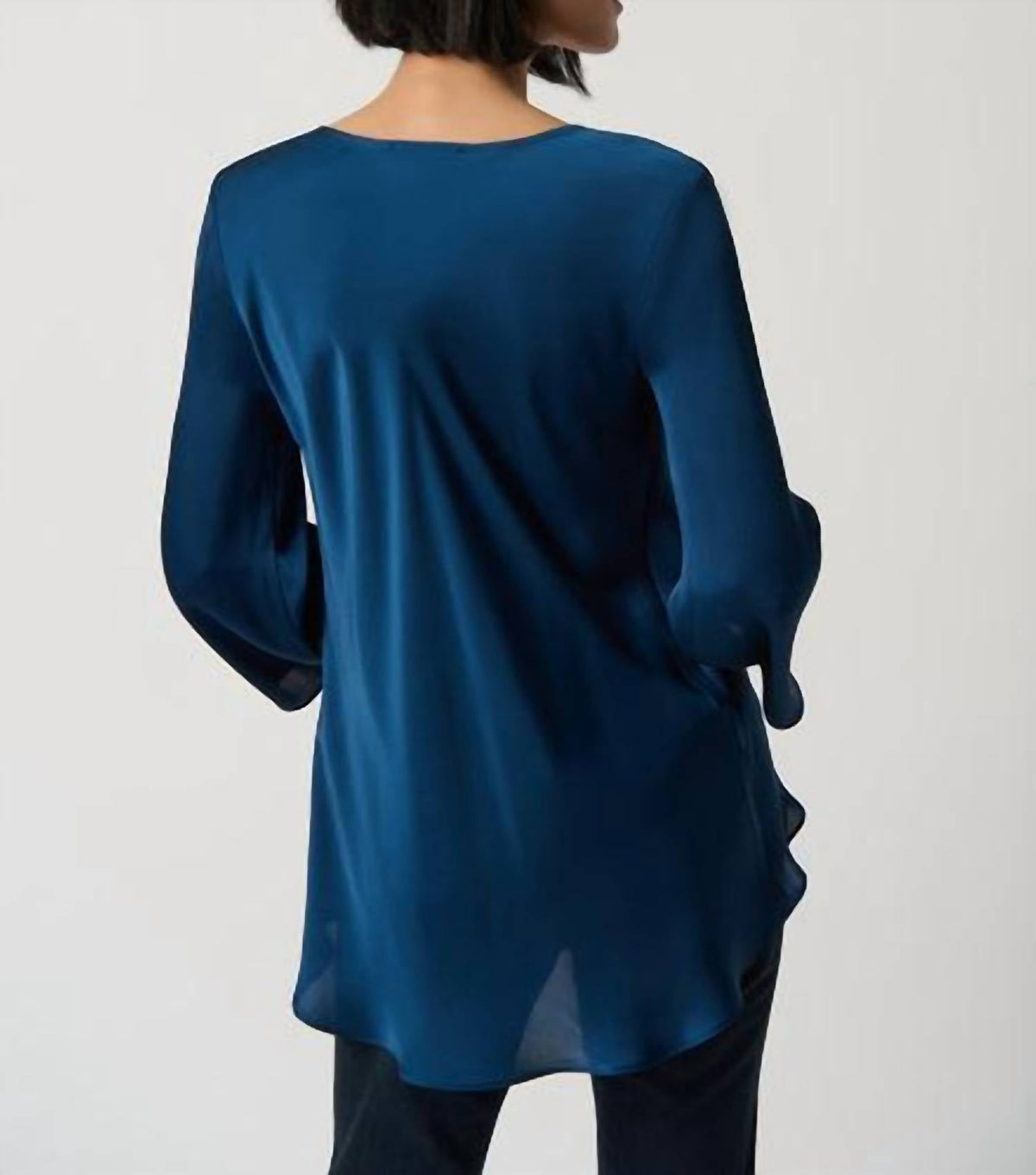 Blusa de satén color azul marino