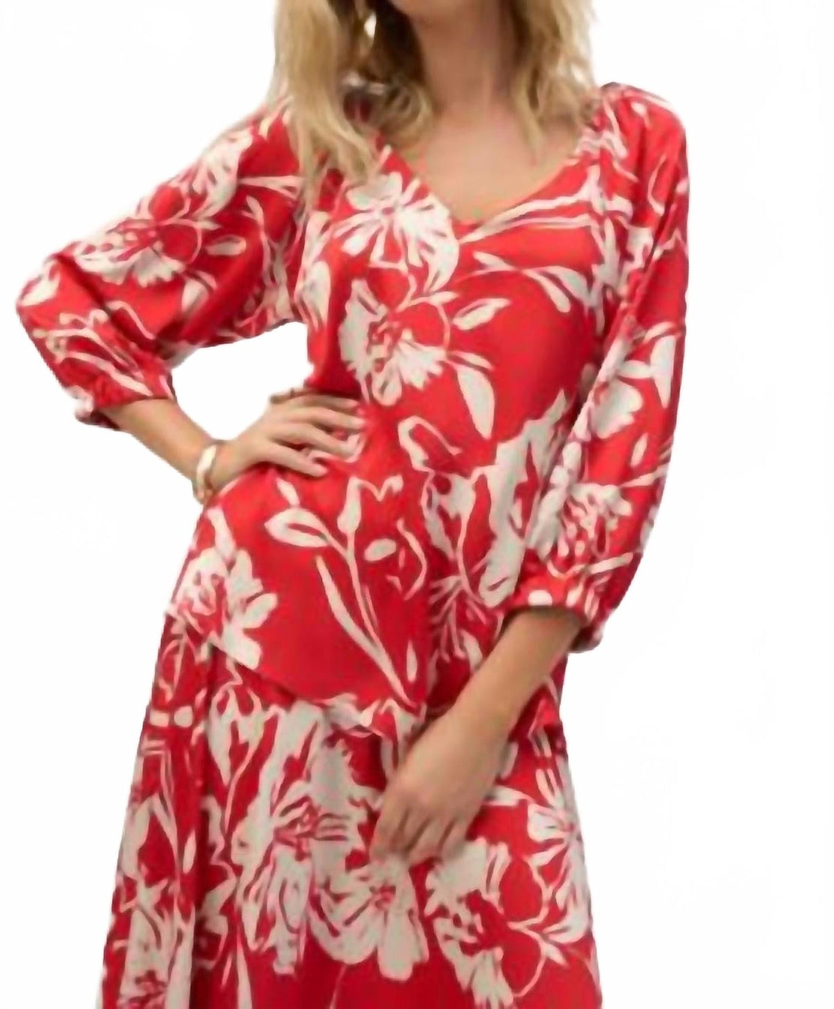 Suéter con cuello en V con estampado floral color rojo y crema