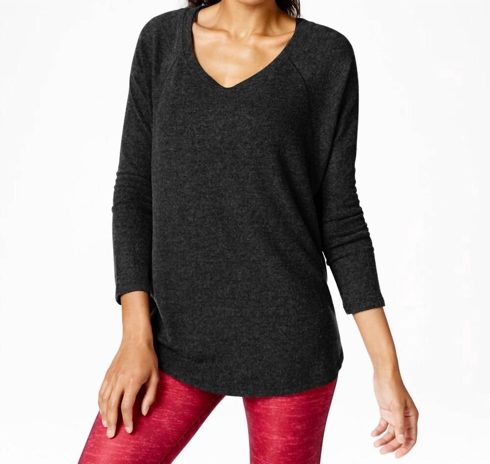 Top con cuello en V color negro
