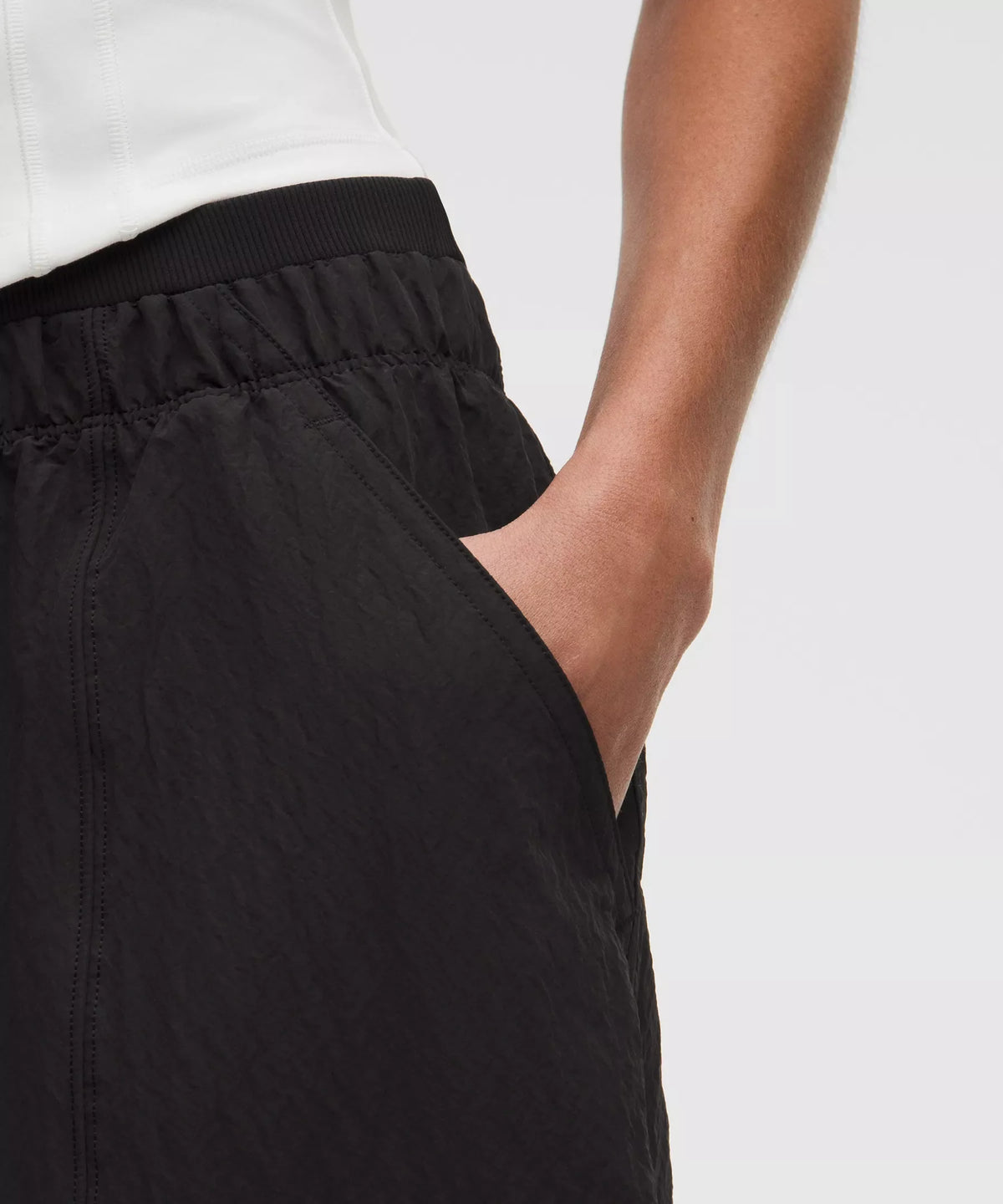 Pantalón de nailon de tiro medio