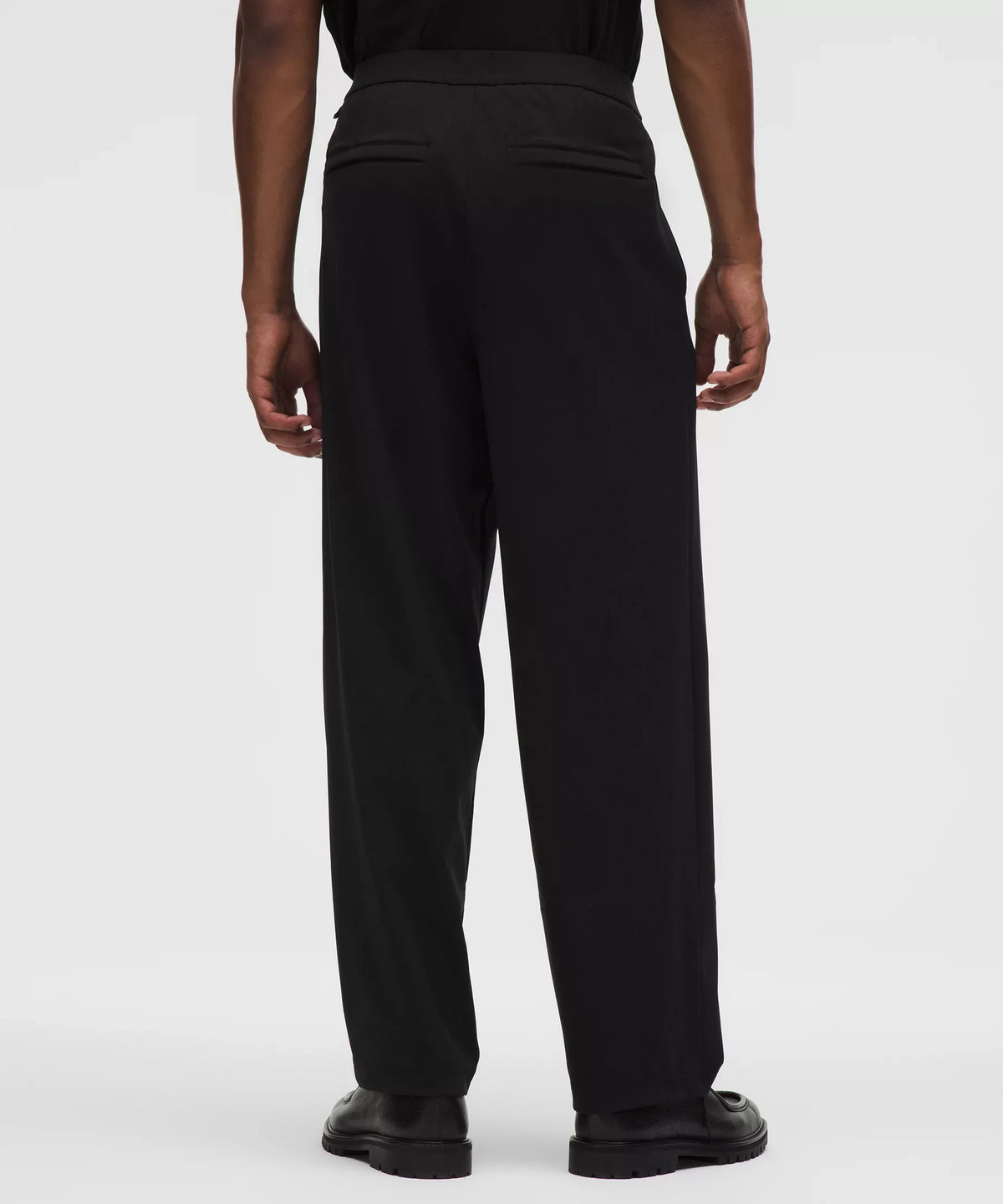 Pantalón de hombre de corte amplio con pliegues
