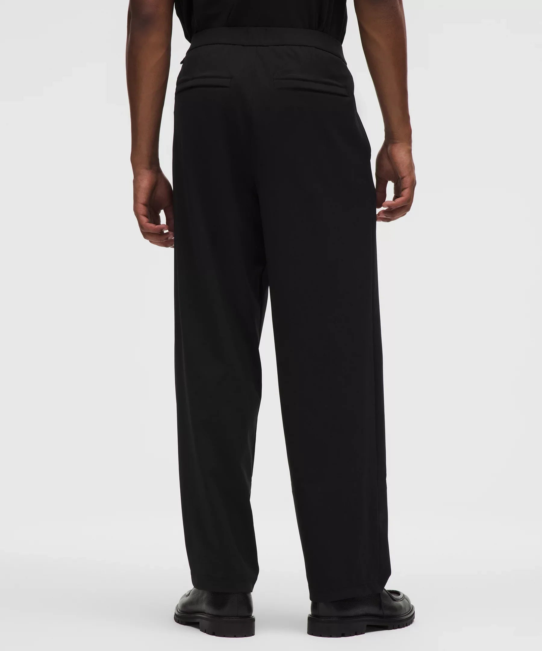 Pantalón de hombre de corte amplio con pliegues
