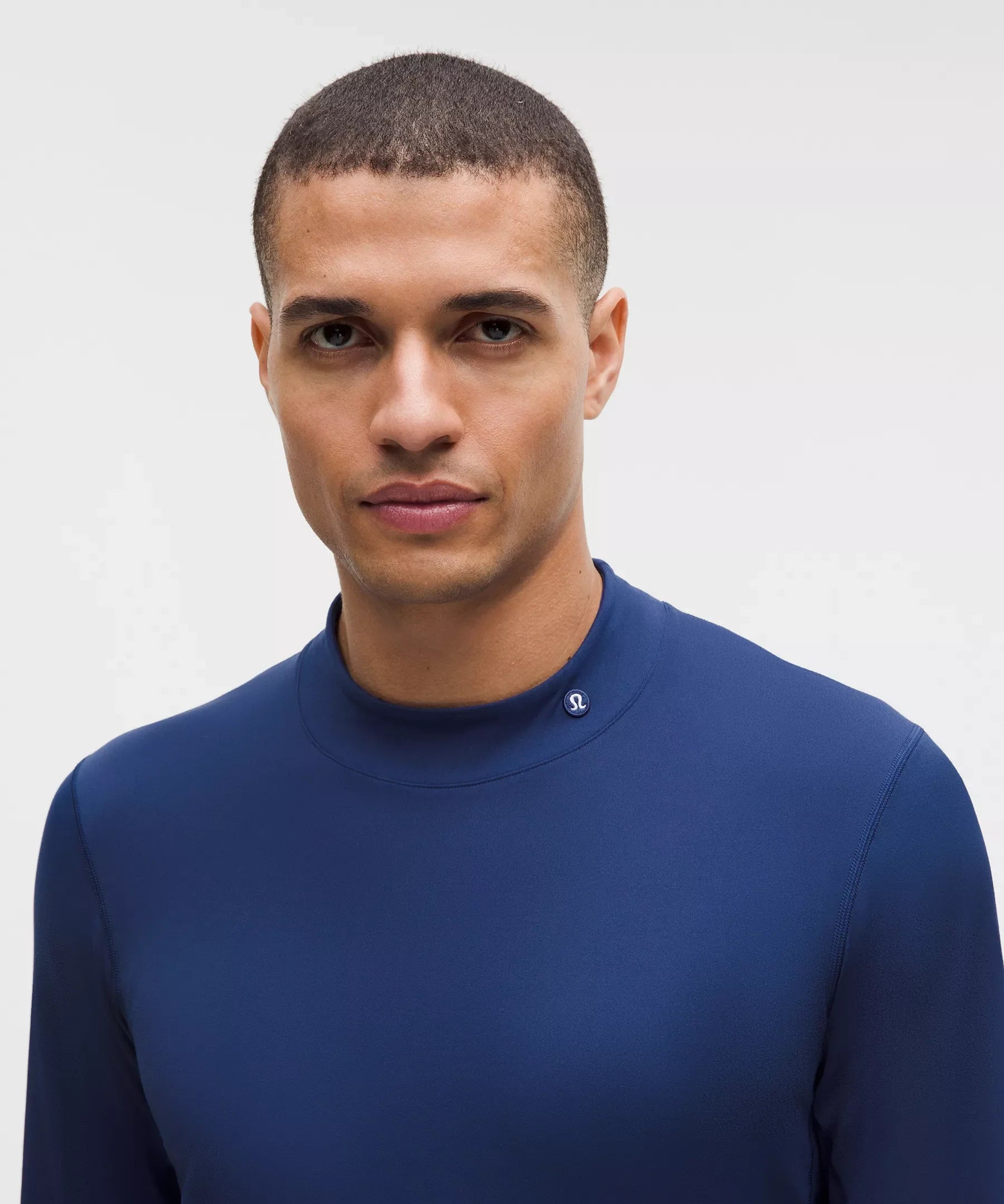 Camiseta deportiva de manga larga con cuello alto