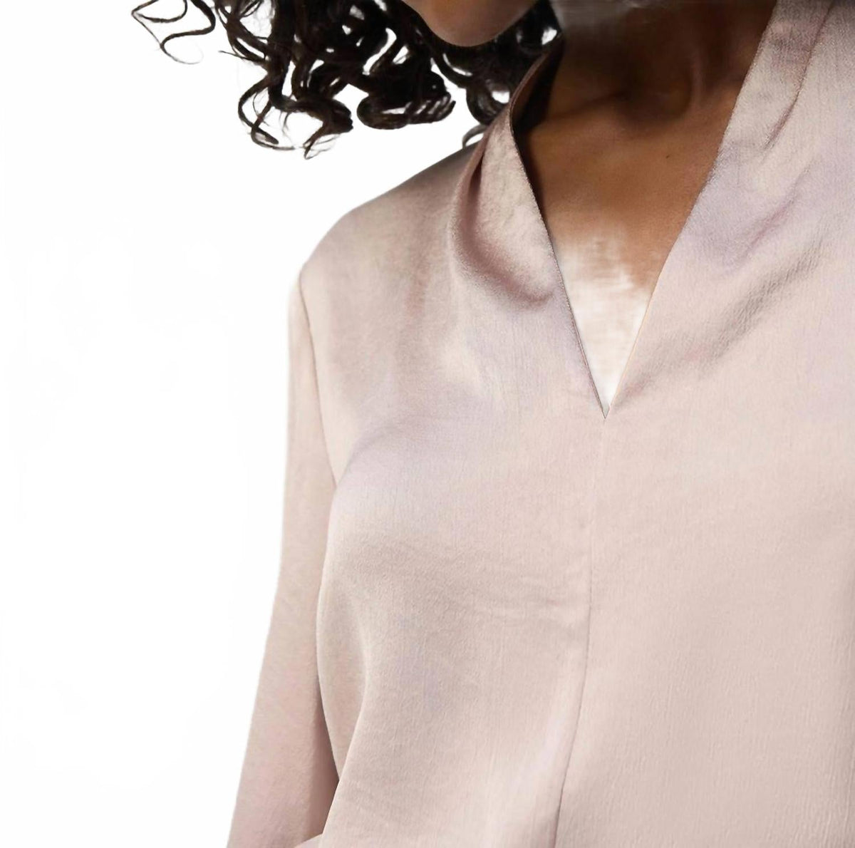 Top de satén con cuello en V color beige