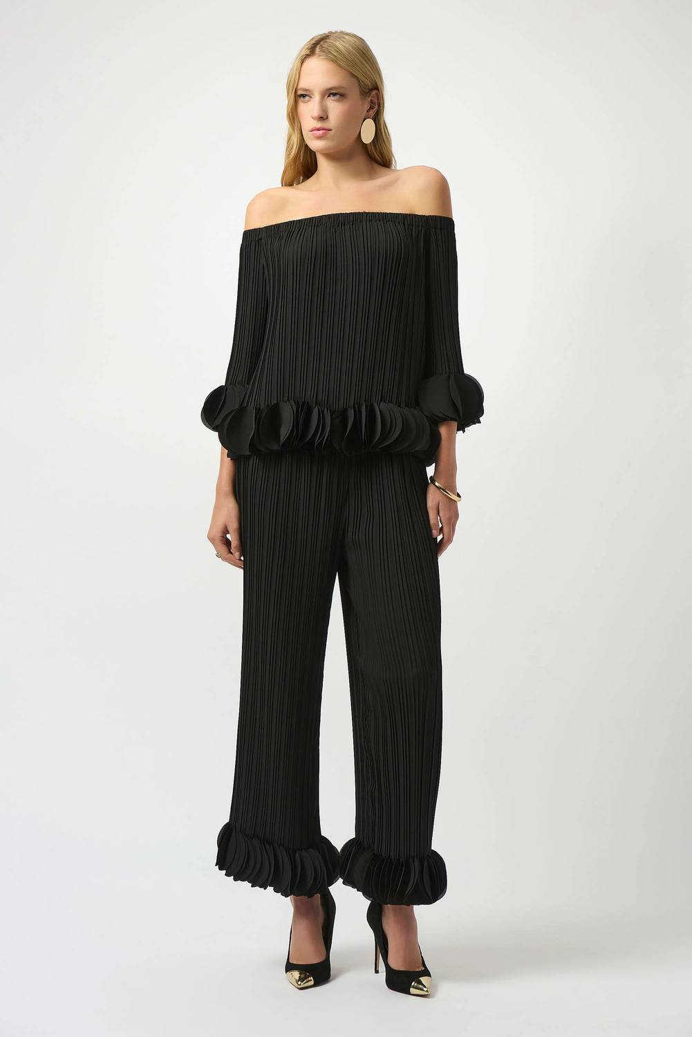 Pantalón de pierna ancha con pliegues color negro
