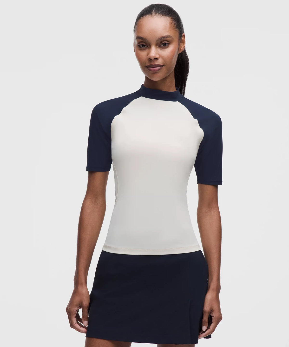 Camisa de manga corta con cuello alto