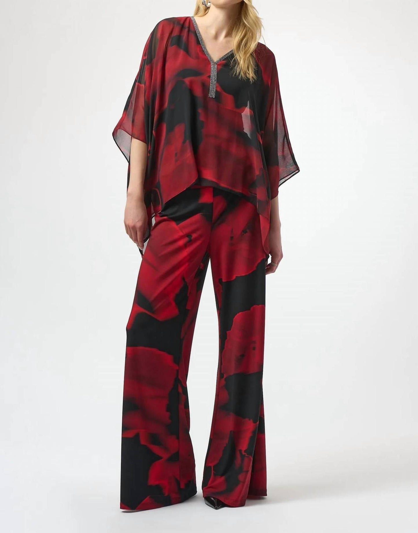 Pantalón de pierna ancha con estampado floral color negro y rojo