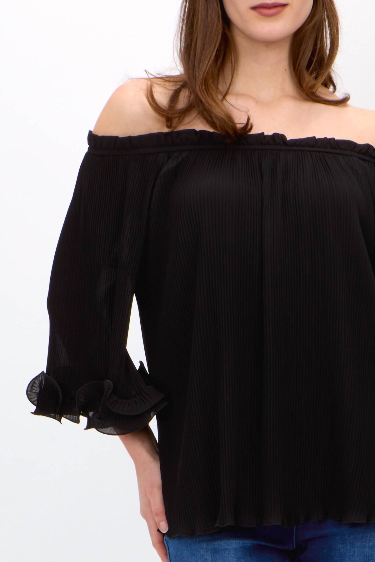 Top con hombros descubiertos color negro