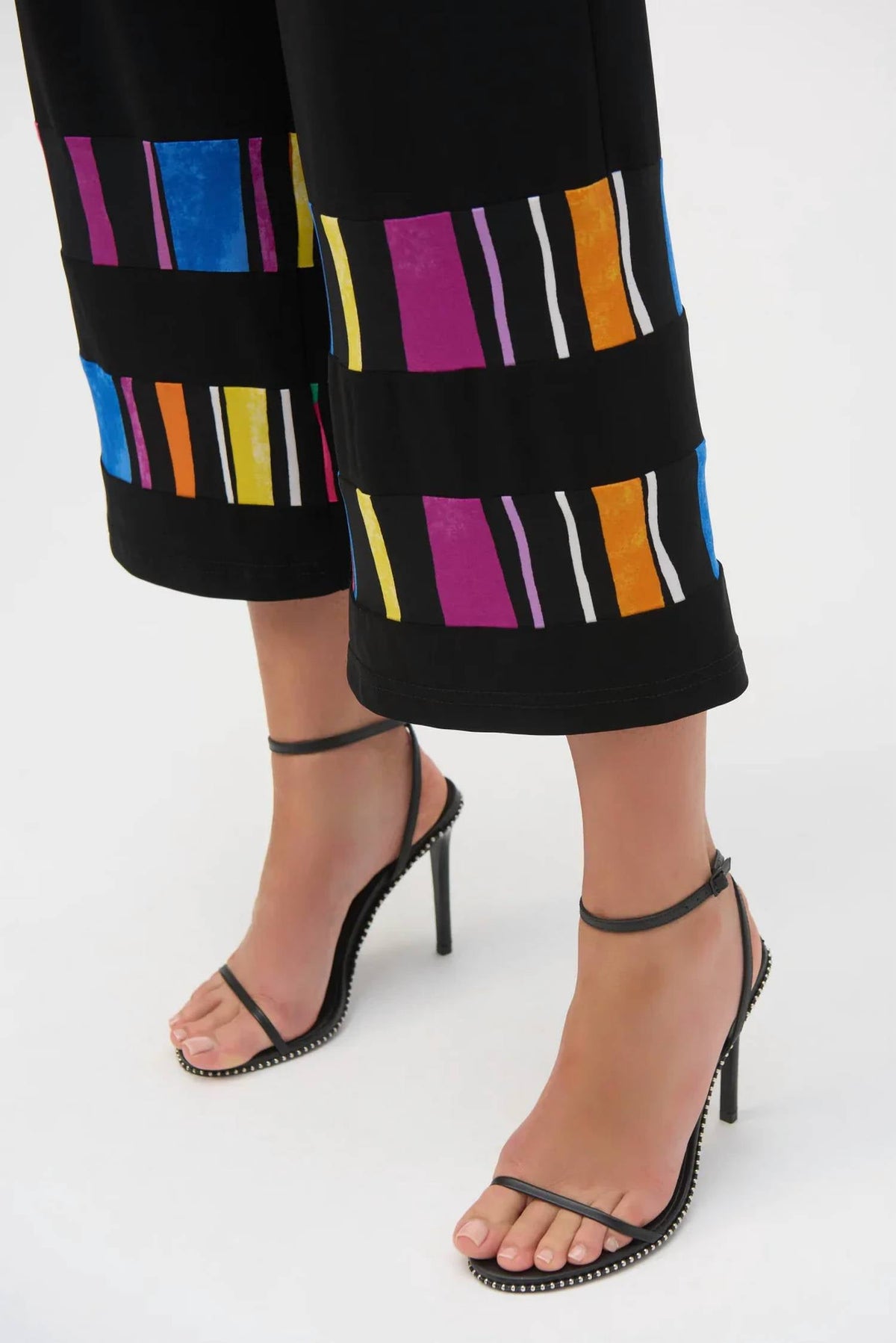 Pantalón de pierna ancha a rayas color negro