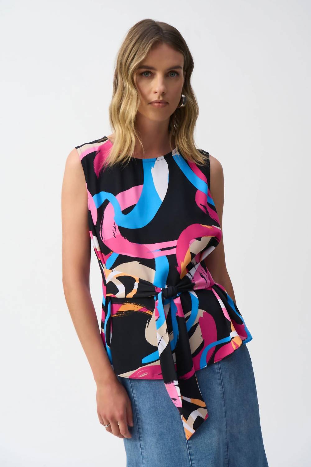 Top sin mangas color negro