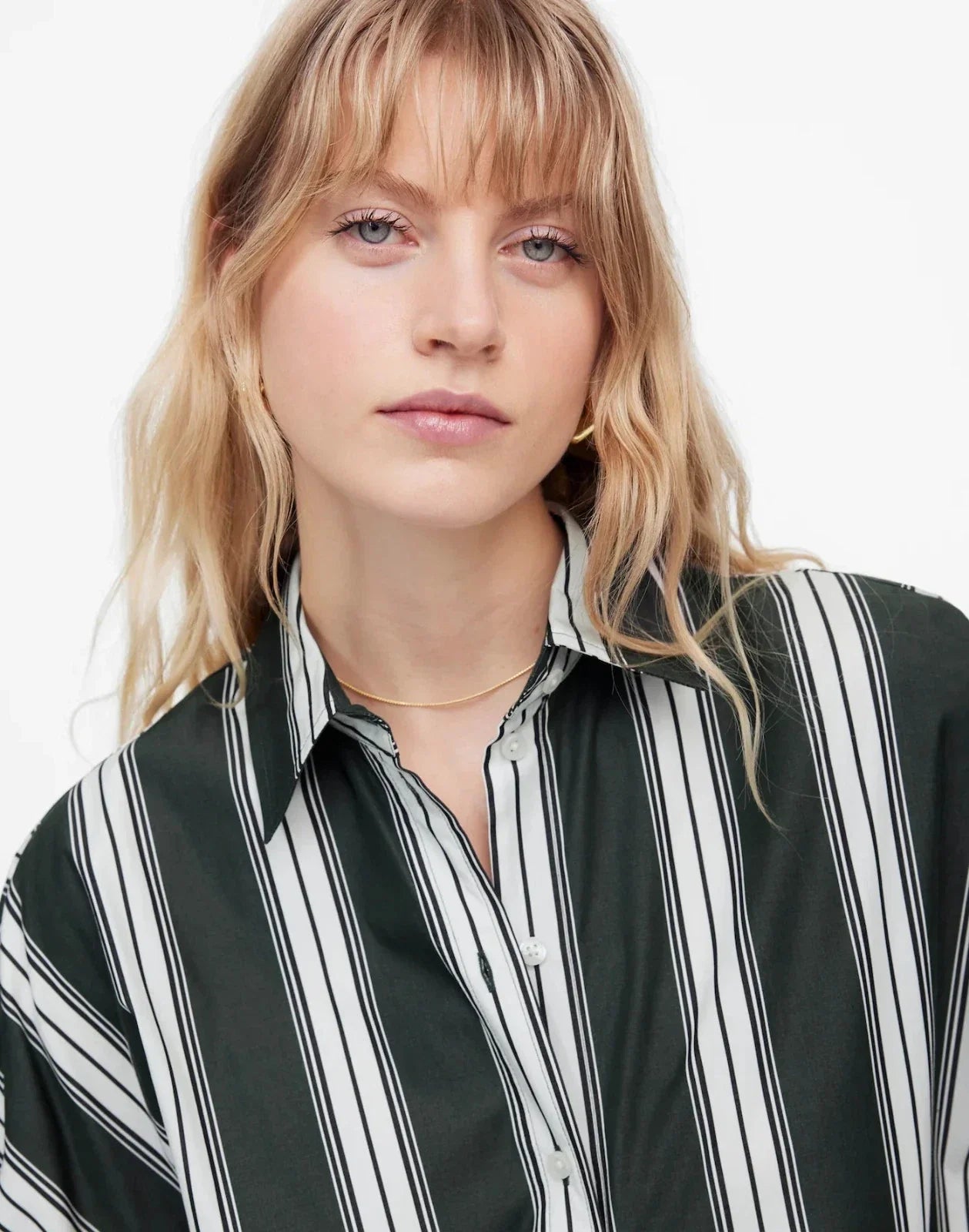 Camisa de mujer de corte amplio con pliegues color verde