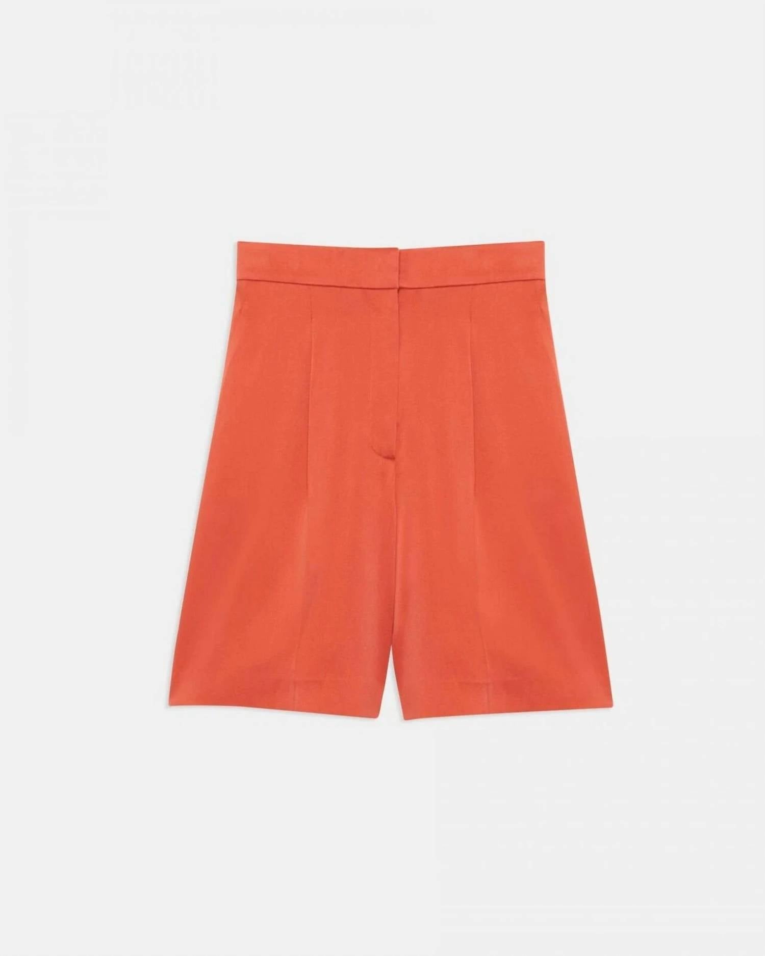 Short con pliegues