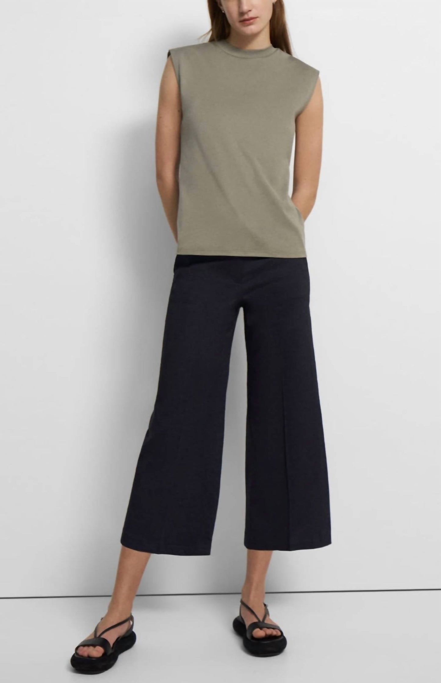 Top sin mangas color gris