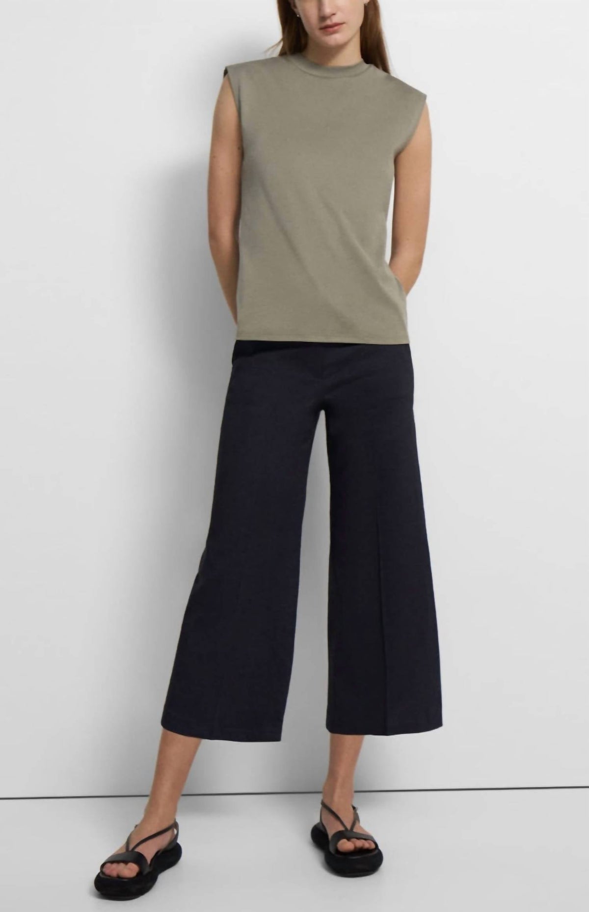 Top sin mangas color gris