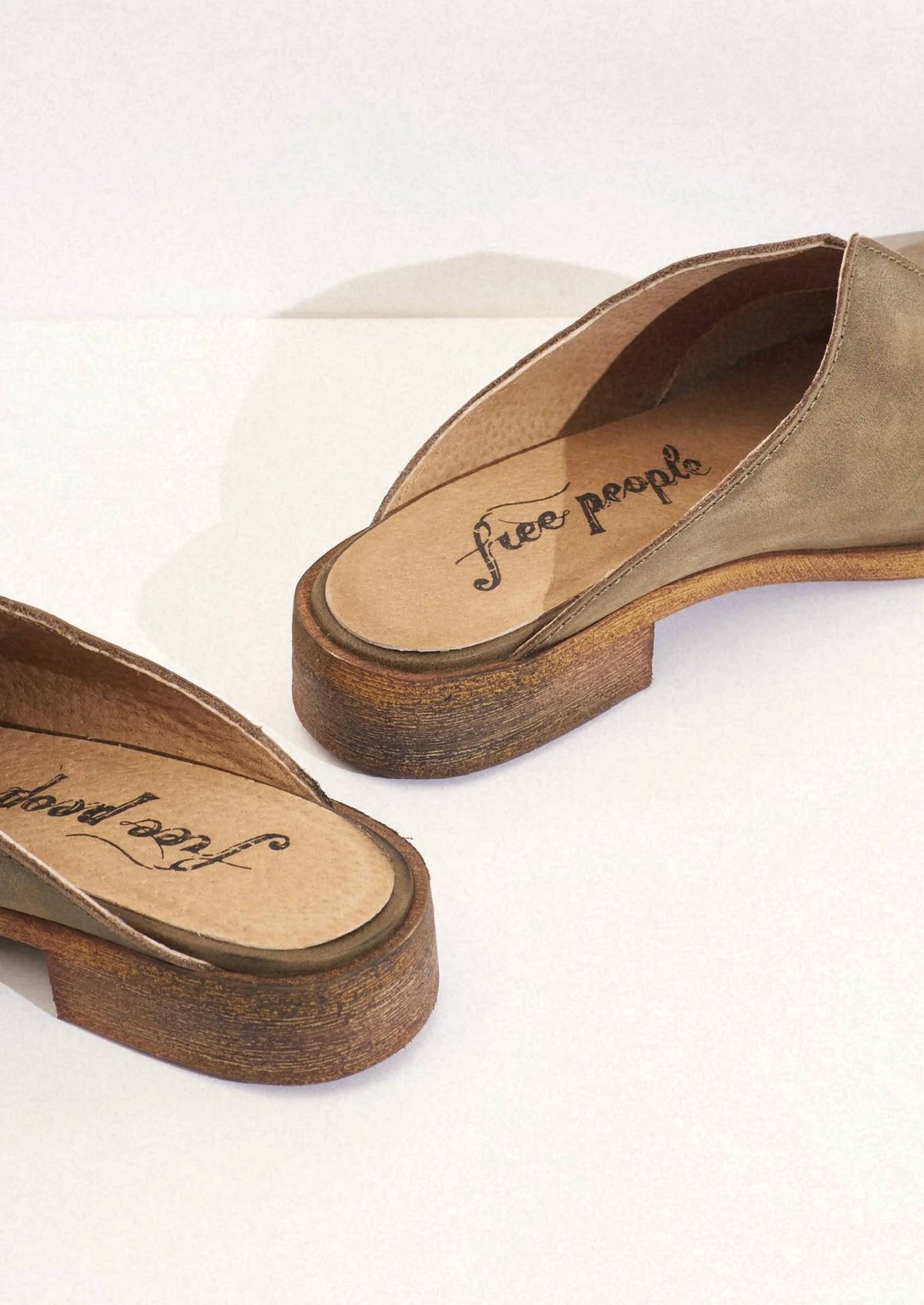 Zapatos destalonados de mujer de cuero