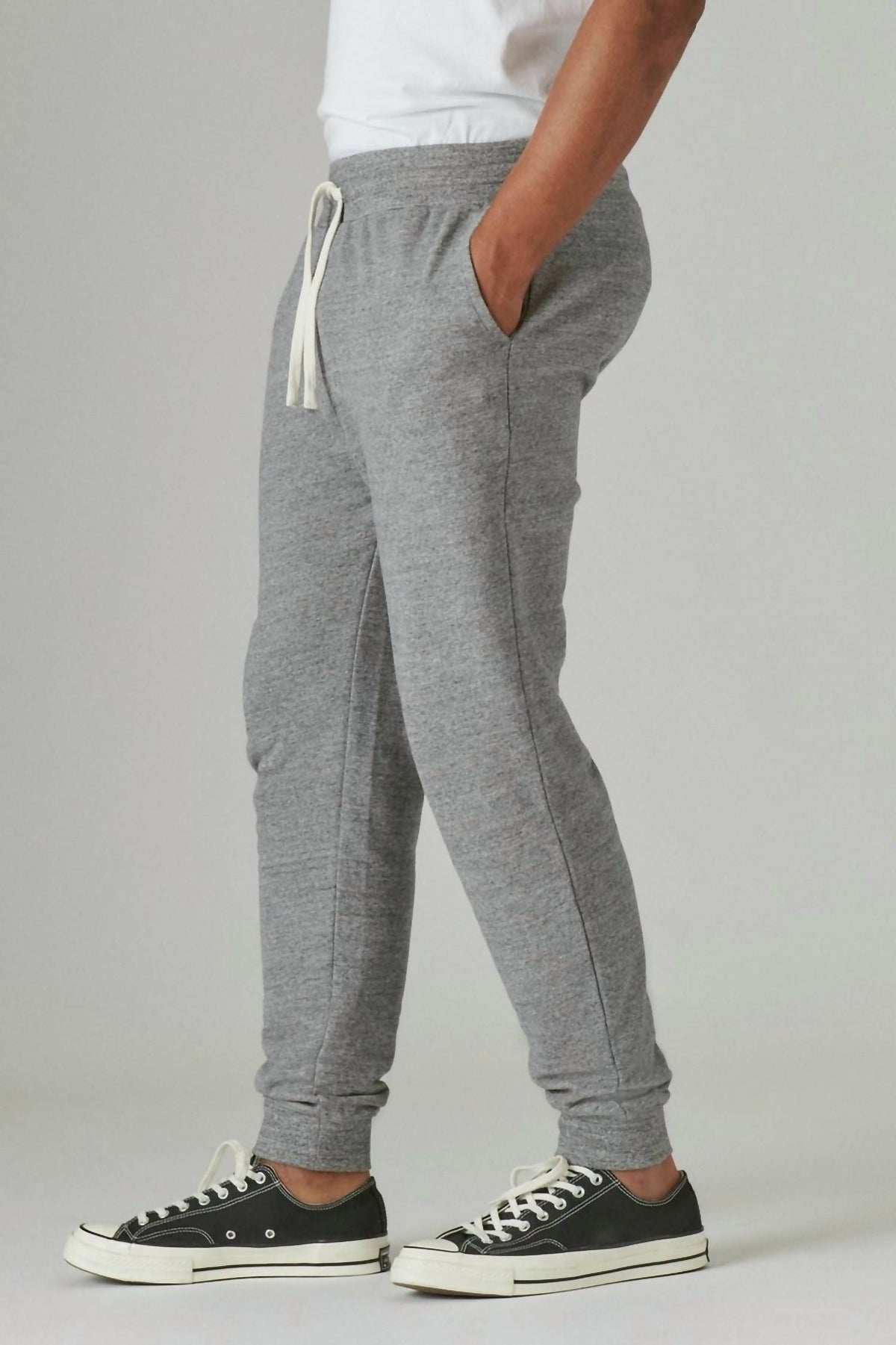 Pantalón deportivo color gris