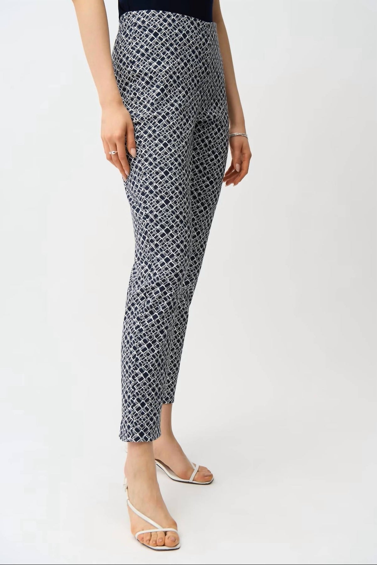 Pantalón color azul marino y blanco