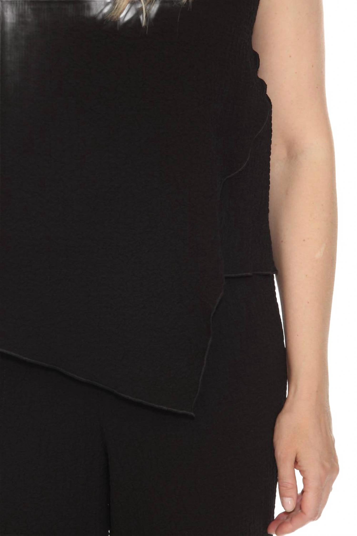 Top sin mangas color negro