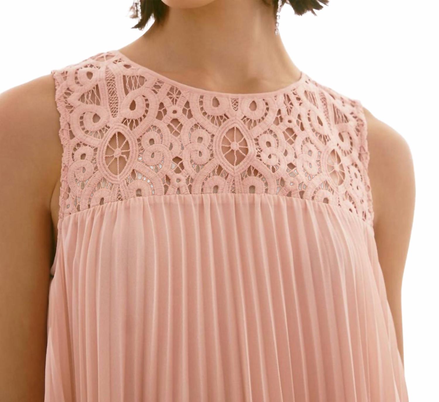Vestido de gasa sin mangas con pliegues