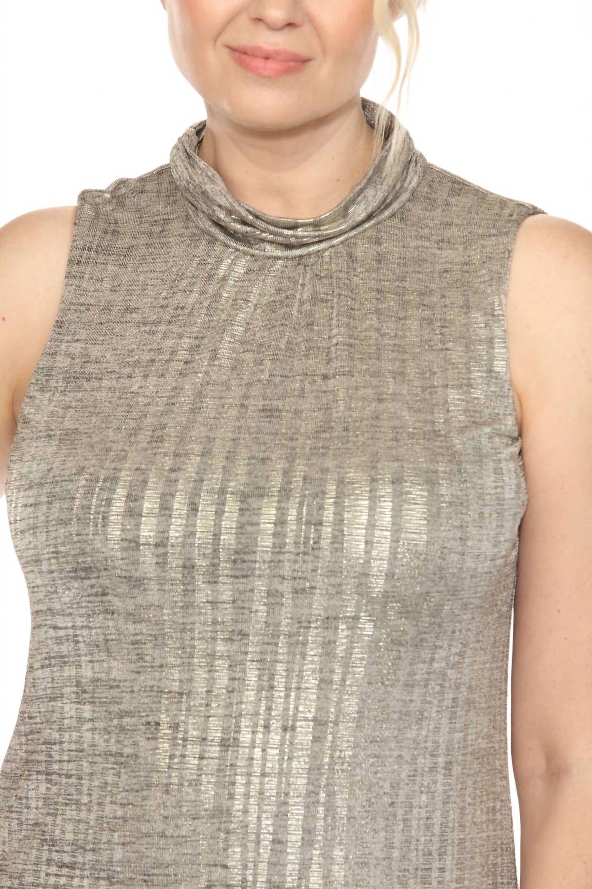 Vestido corto sin mangas con cuello alto color beige y dorado