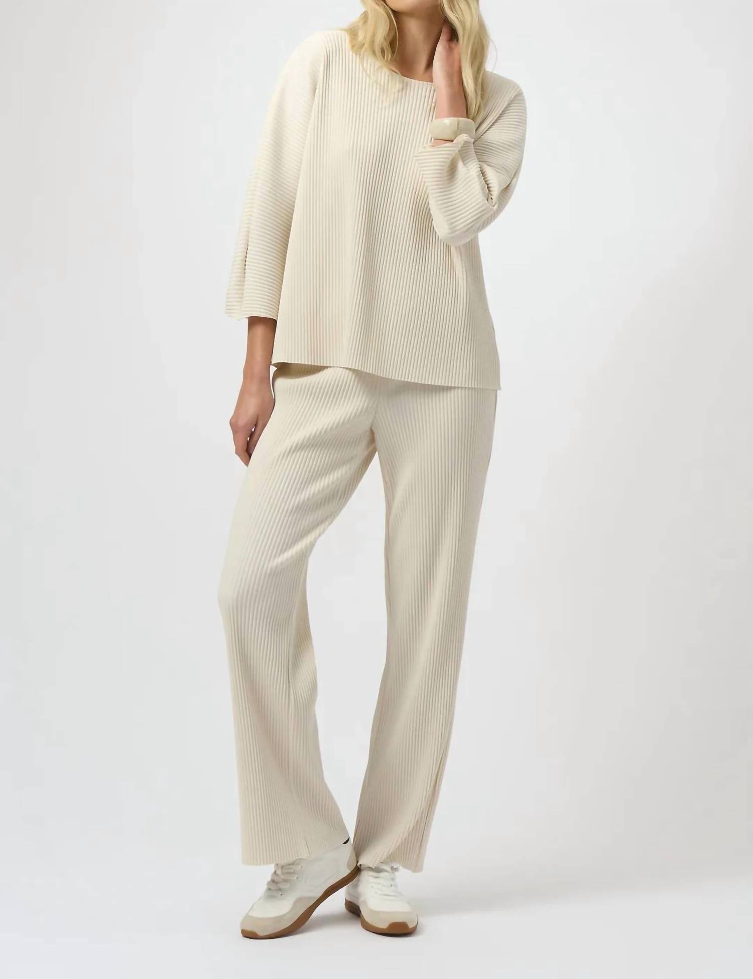 Pantalón de pierna ancha con pliegues