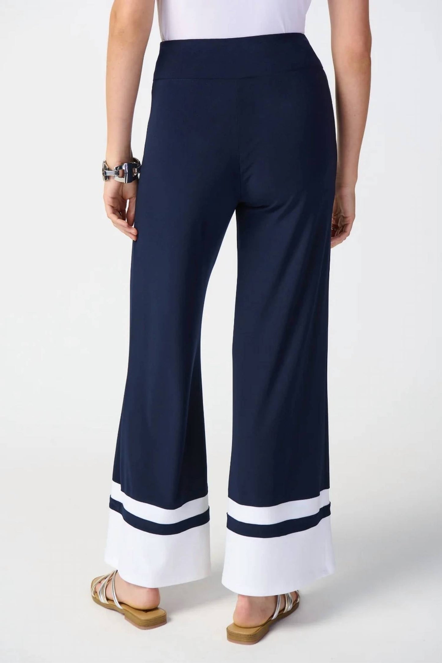 Pantalón color azul marino y blanco