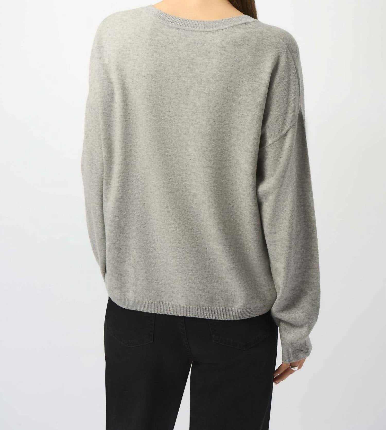 Suéter con cuello en V color gris claro